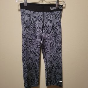 Nike Pro women's crop tights size small
